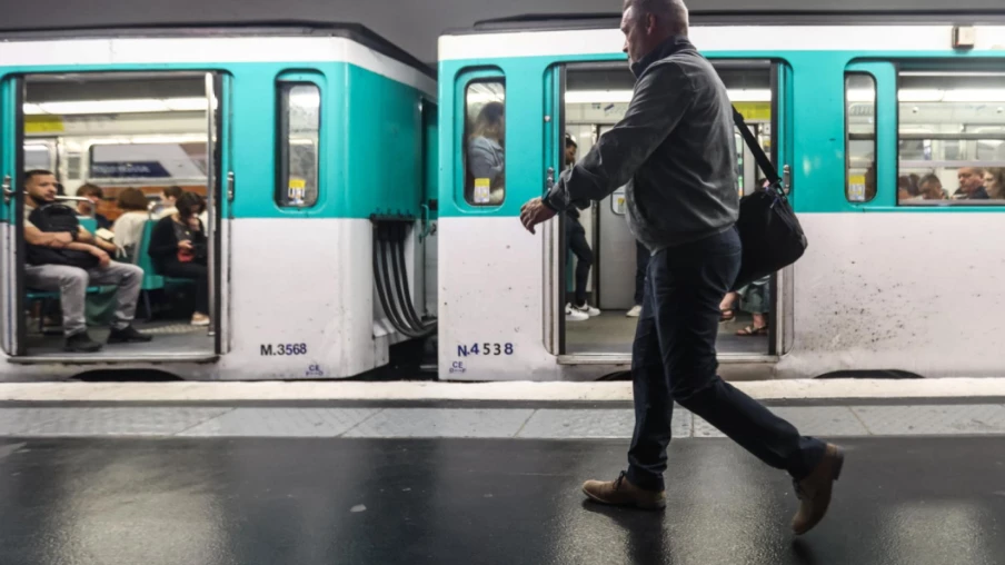 Le ticket de métro parisien en carton disparaîtra fin 2026