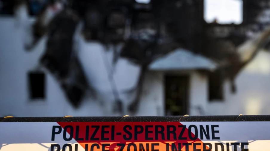 Incendie de véhicules à Lully (FR) : un homme blessé et 4 véhicules détruits