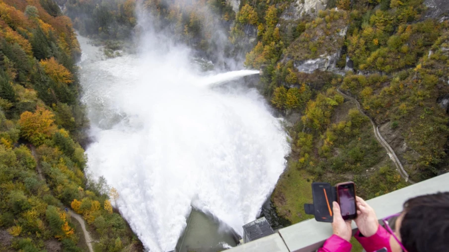 Lâcher d’eau au barrage de Rossens pour préserver la Sarine
