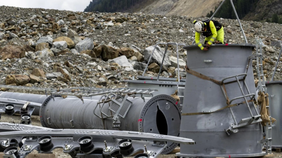 Blatten : transport des trois pylônes du téléphérique provisoire