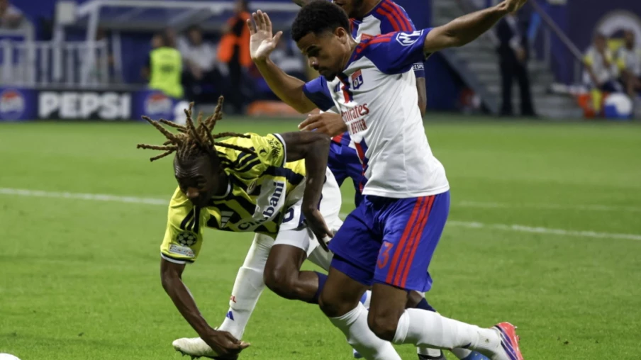 Zachary Athekame marque et délivre un assist avec Lyon contre Rennes