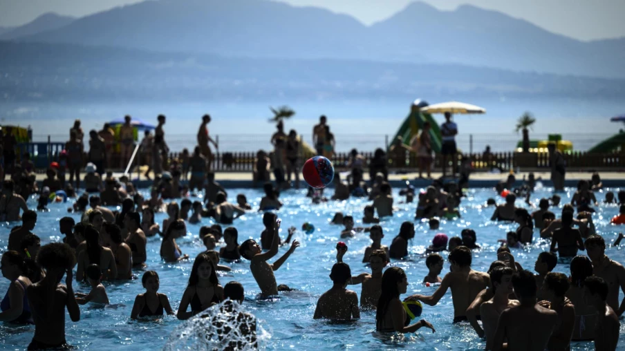 Fréquentation record des piscines suisses pendant l’été caniculaire