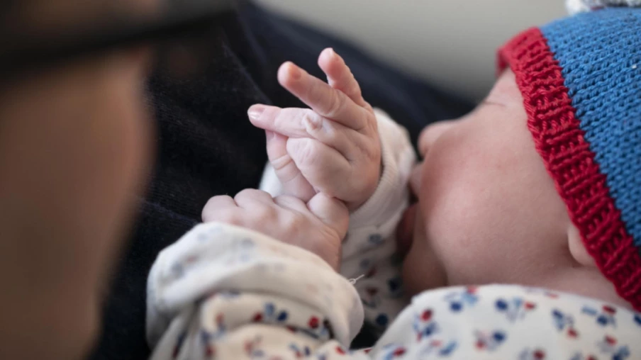 Le Parlement valide le congé parental genevois de 24 semaines