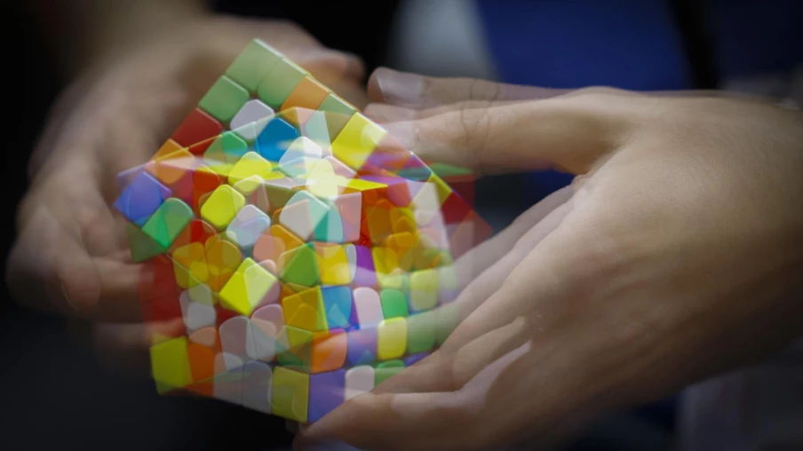 Une fillette chinoise bat le record du monde féminin du Rubik's Cube
