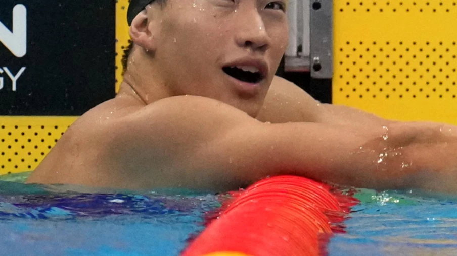 Shin Ohashi bat le record du monde du 200 m brasse