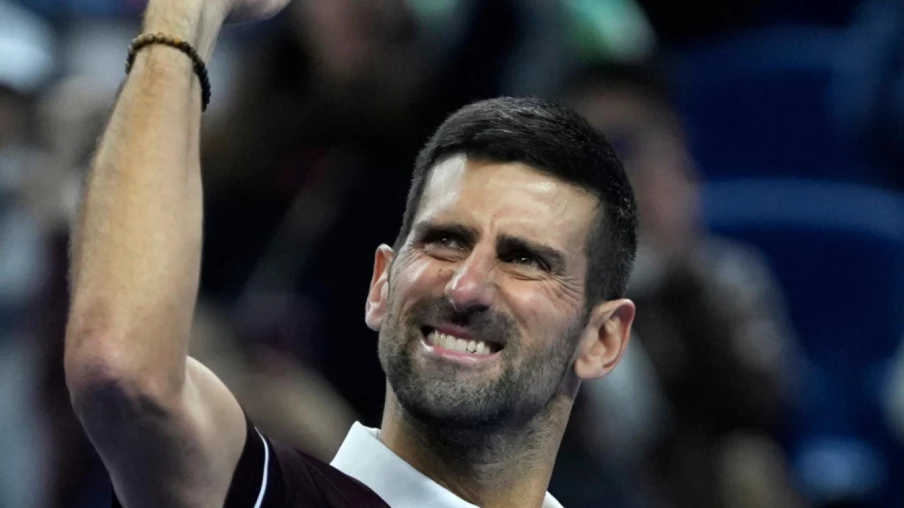 Djokovic se qualifie difficilement pour les quarts à Pékin