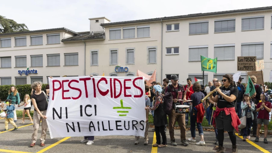 Monthey : 300 manifestants contre Syngenta et les pesticides