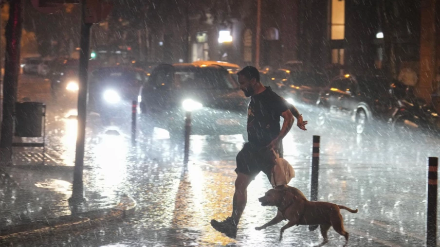 Pluies torrentielles à Barcelone : 2 morts et risque d'inondations