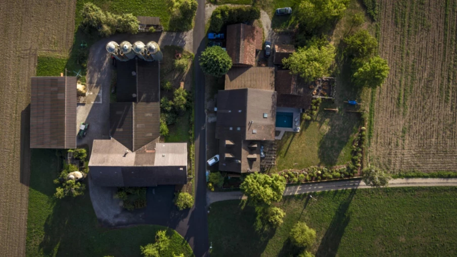 Immobilier en Suisse : le choix du courtier influence le prix de vente