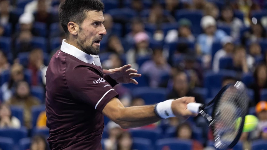 Djokovic en finale à Pékin après la disqualification de Medvedev