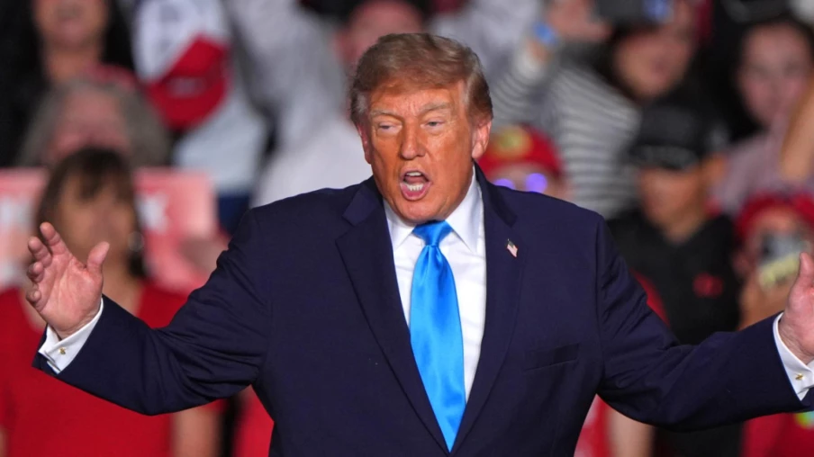 Trump financera lui-même ses publicités de campagne après la polémique