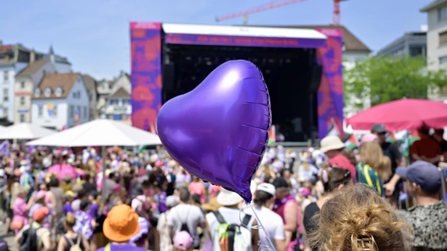 Grève féministe : des milliers manifestent pour l'égalité en Suisse