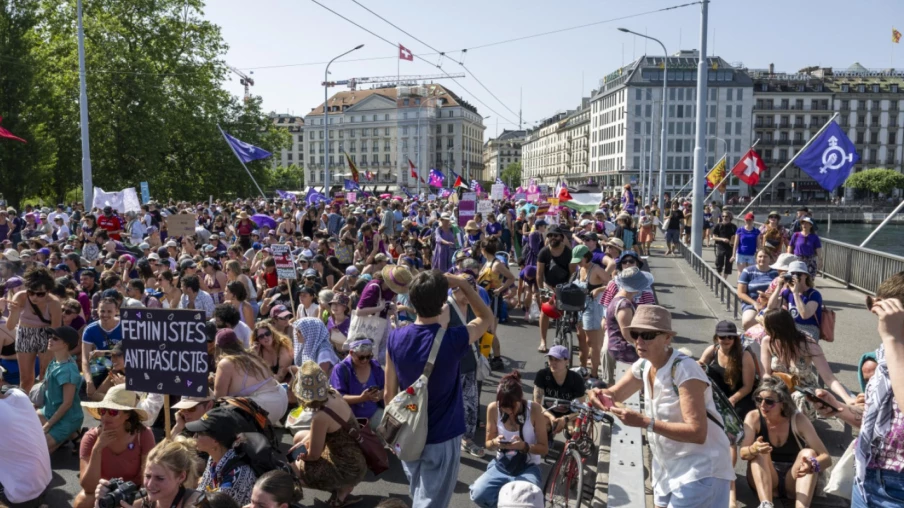 Des Femmes en Suisse Romande Manifestent Massivement pour l'Égalité et les Droits