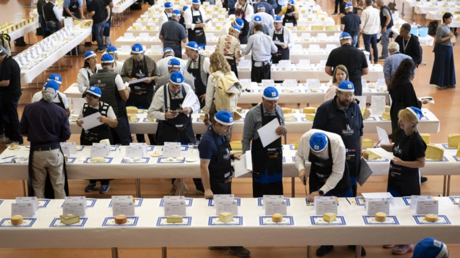 Les Swiss Cheese Awards sacrent trois champions du fromage à Fribourg