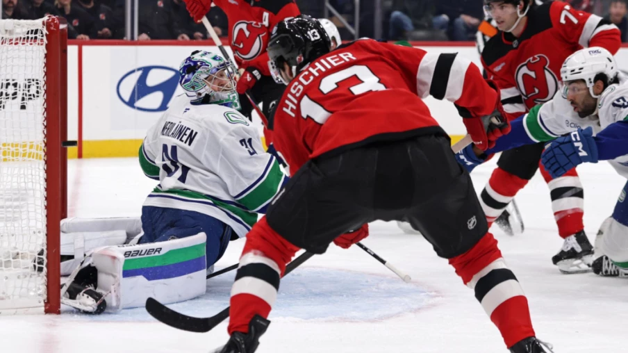 Hischier débloque son compteur de buts avec les Devils en NHL