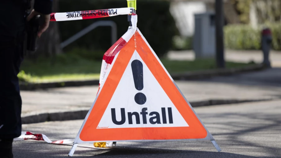 Cycliste grièvement blessé dans un accident à Köniz, enquête ouverte