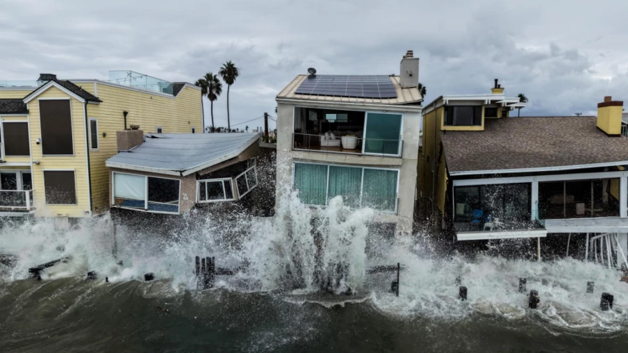 Californie : des maisons menacées d'effondrement après la tempête Rachel