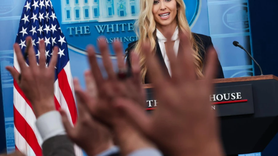 Maison Blanche : Katie Zacharia signe une première conférence de presse pro-Trump