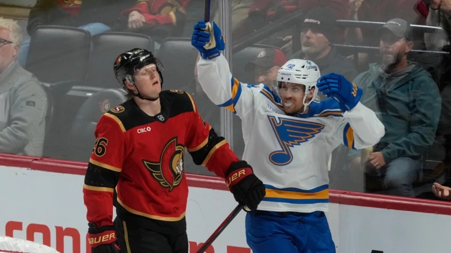 Pius Suter signe un match à trois points en NHL avec St-Louis