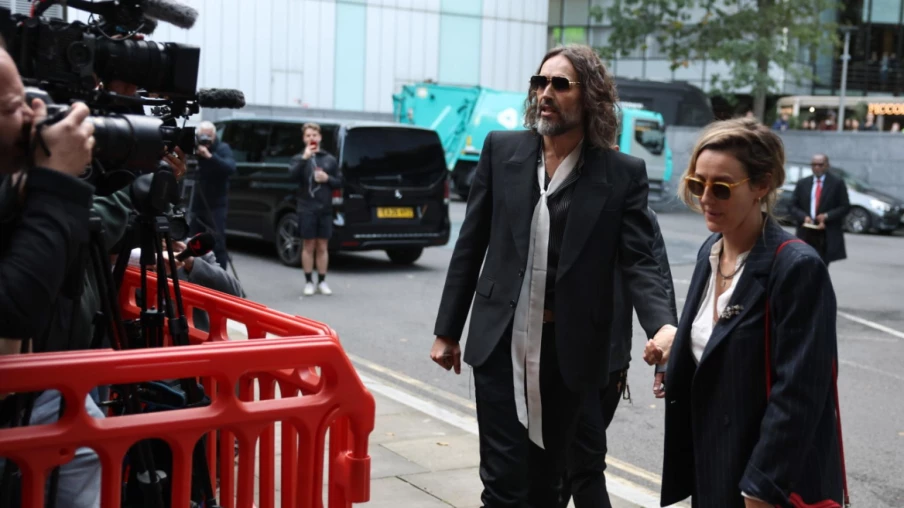 Procès pour viols de Russell Brand : accusé d’être un « prédateur sexuel »