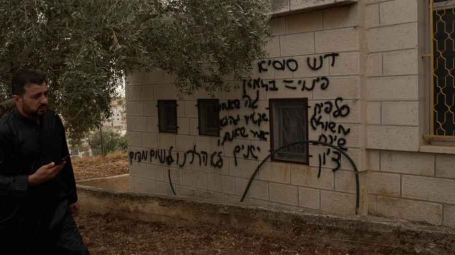Mosquée incendiée et taguée par des colons israéliens en Cisjordanie occupée