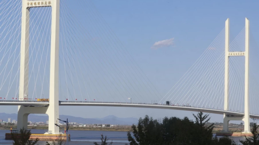 Nouveau pont entre la Corée du Nord et la Chine : les camions circulent