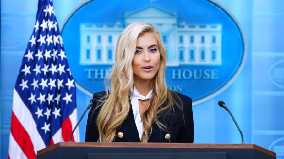 La porte-parole de Trump défend son titre d’avocate malgré l’échec au barreau