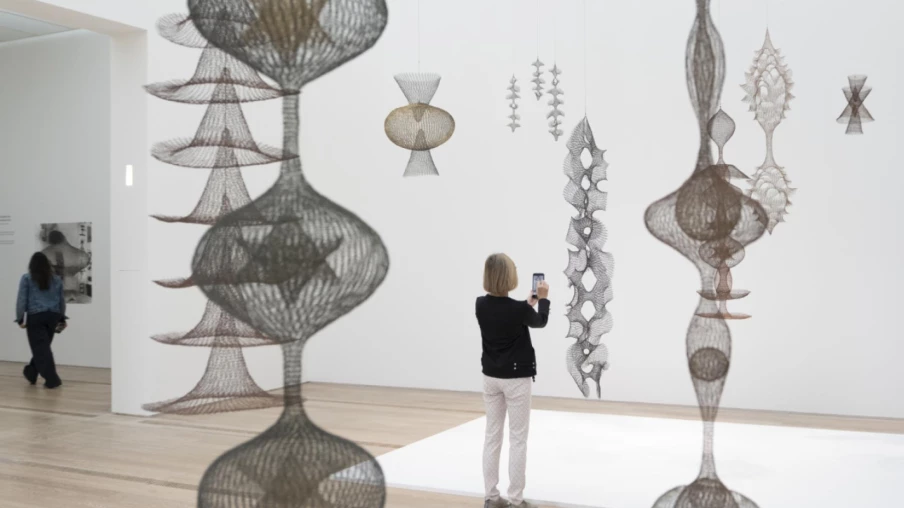 Ruth Asawa à la Fondation Beyeler : rétrospective de sculptures en fil de fer