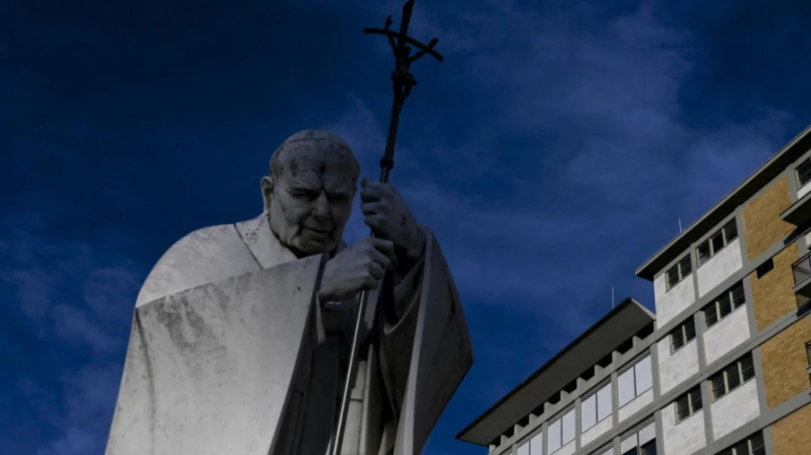 Le pape demande à Poutine une trêve en Ukraine depuis l’hôpital