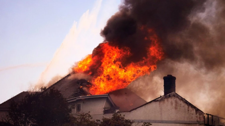 Incendies près de Los Angeles : plusieurs maisons détruites en Californie