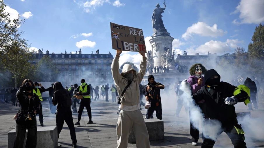 Tensions et interpellations lors des premières manifestations en France