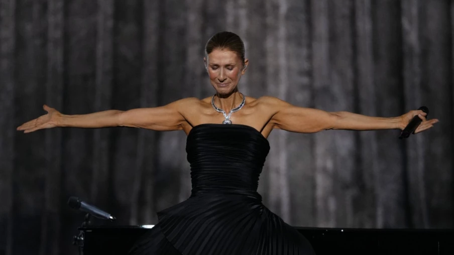 Céline Dion entame son dernier concert parisien après 16 shows