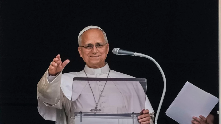 Le pape Léon XIV s’adresse aux fidèles au Vatican après son opération
