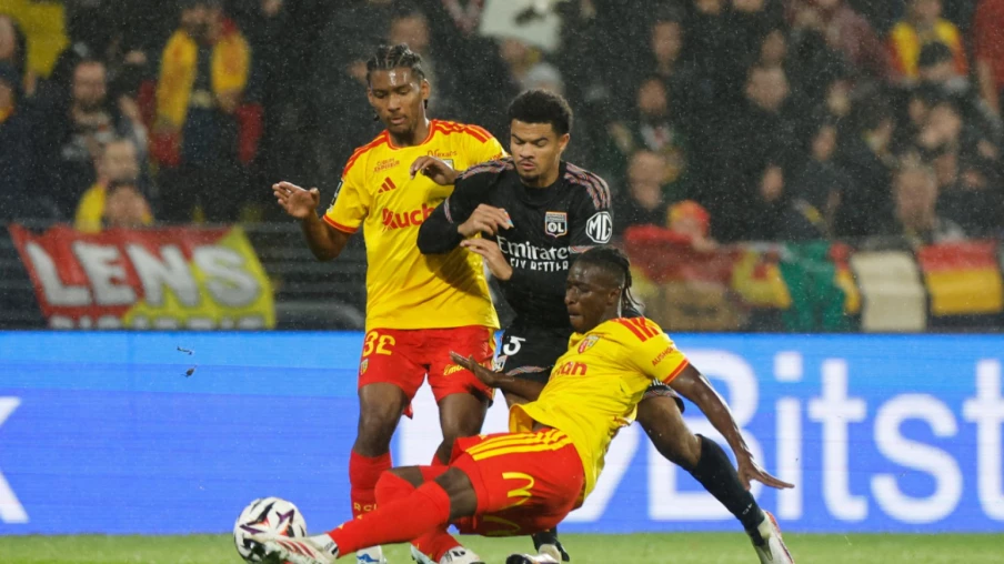 Zachary Athekame, passeur décisif, porte Lyon en tête de Ligue 1