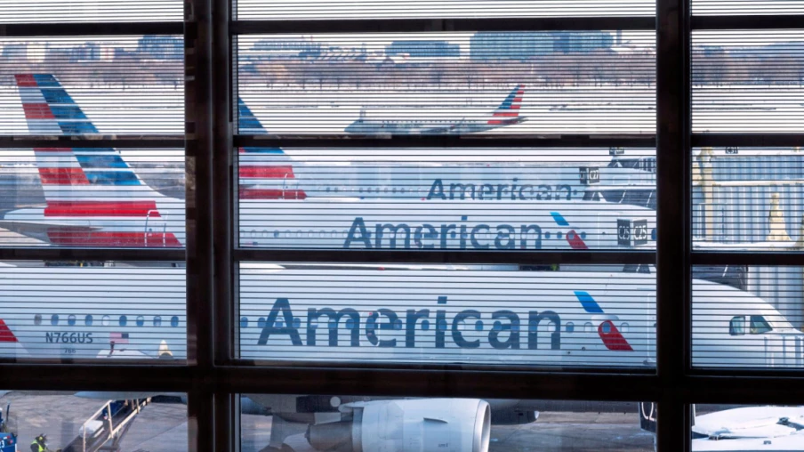 American Airlines creuse sa perte au troisième trimestre, pénalisée par le kérosène