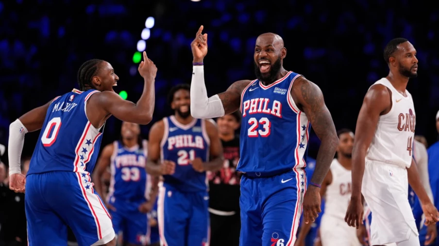 Les Sixers renversent les Cavs après un retour historique en NBA