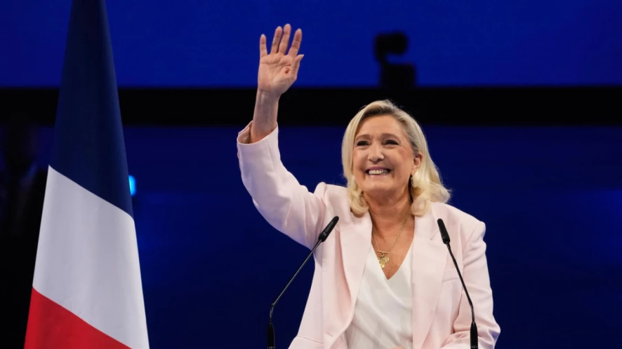Marine Le Pen promet une renaissance au premier grand meeting du RN
