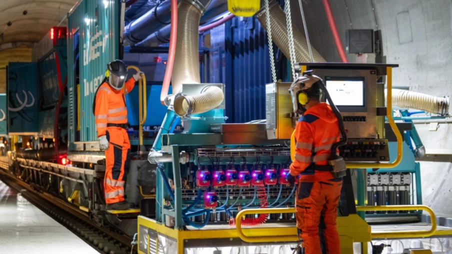 Le train-aspirateur nettoie le tunnel de base du Gothard