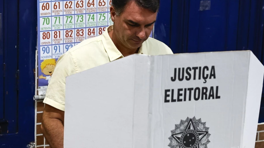 Flavio Bolsonaro fuit le Brésil pour les États-Unis après sa défaite