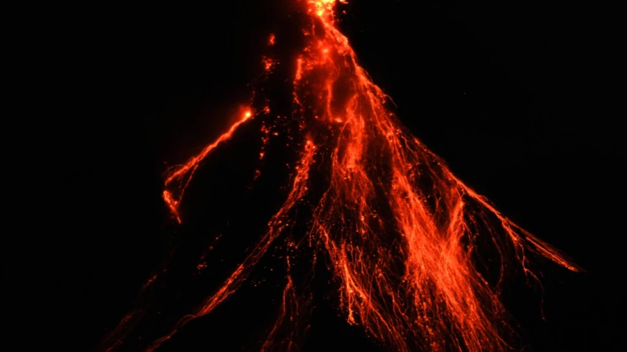 Philippines : éruption du volcan Mayon, alerte relevée à 3