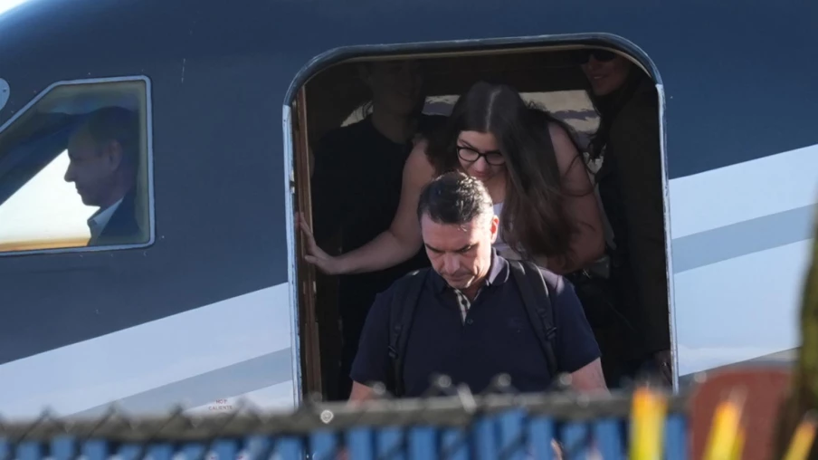 Bolsonaro dit avoir quitté le Brésil pour fuir une persécution