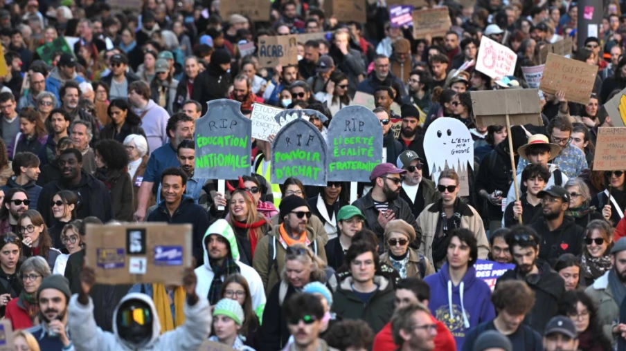 Colère sociale : 320 000 manifestants pour l’acte III en France
