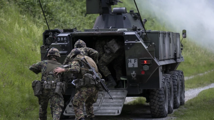 Les Suisses soutiennent une armée forte et un lien accru avec l'OTAN Les Suisses soutiennent une armée forte et un lien accru avec l'OTAN