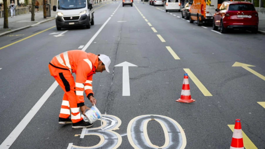 Fribourg: les partis bourgeois critiquent le bilan du 30 km/h