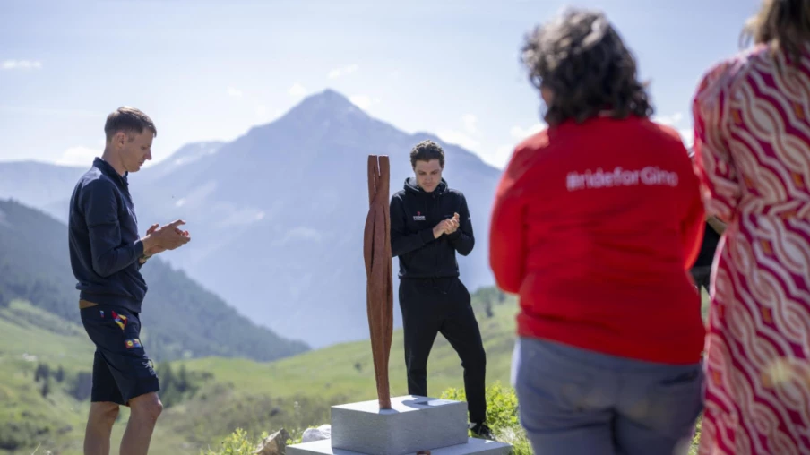 Mémorial en Hommage à Gino Mäder et Sécurité Future au Col de l'Albula Mémorial en Hommage à Gino Mäder et Sécurité Future au Col de l'Albula
