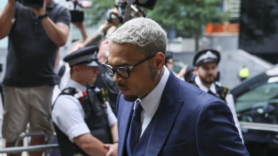 Chris Brown plaide non coupable après une agression présumée en boîte de nuit à Londres Chris Brown plaide non coupable après une agression présumée en boîte de nuit à Londres