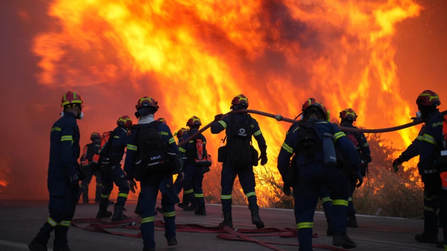 Incendies de forêt en Grèce : évacuation massive sur l'île de Chios