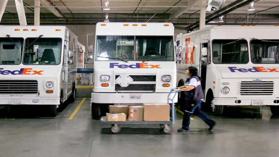 Fedex Surpasse les Prévisions du 4e Trimestre Grâce aux Réductions de Coûts