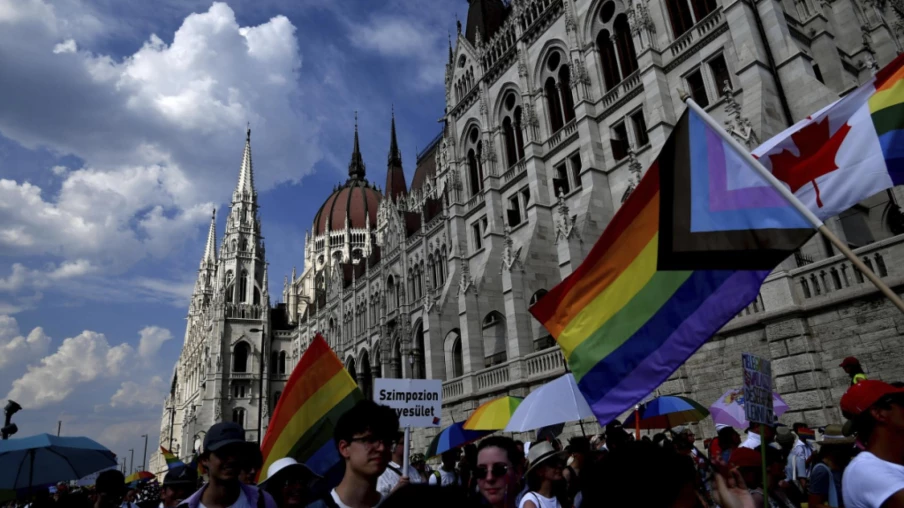 Budapest : Marche des fiertés massive défie Orban et police