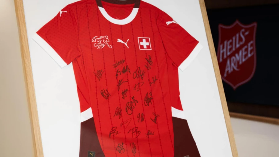 Maillot de l'équipe suisse féminine aux enchères pour 3921 CHF